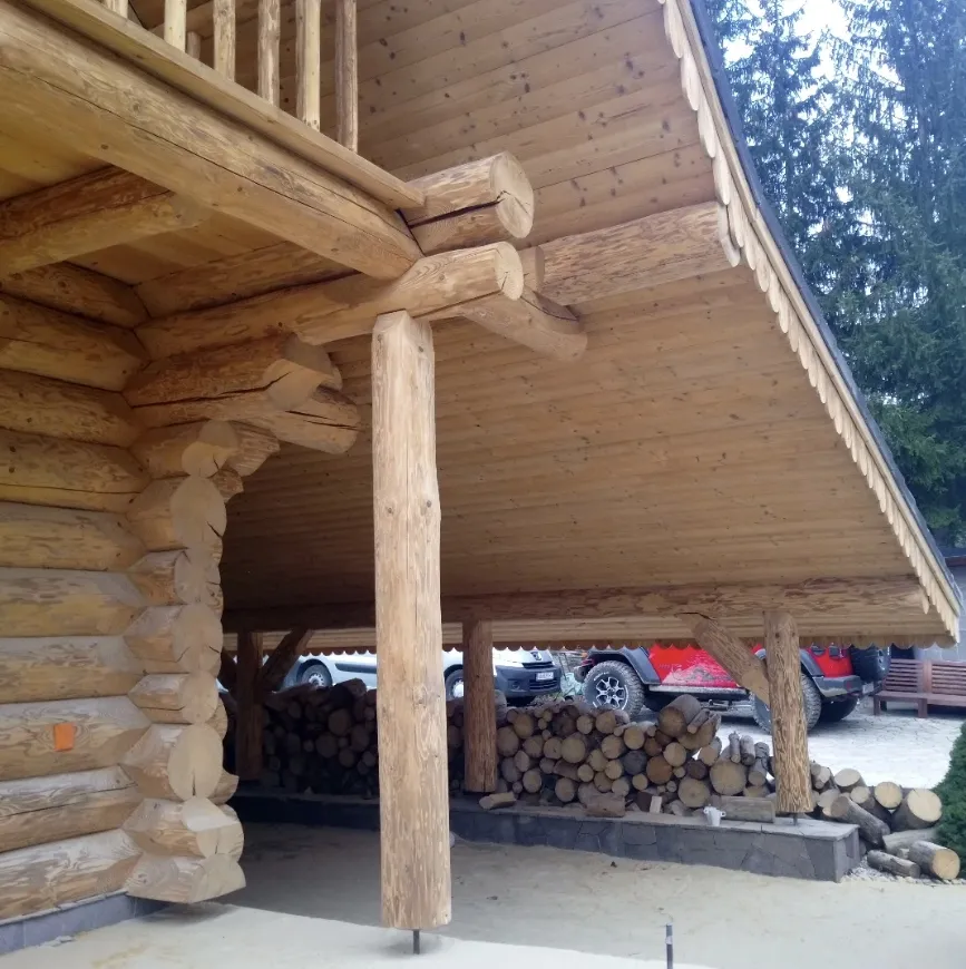 Ručné natieranie rohových spojov drevenice